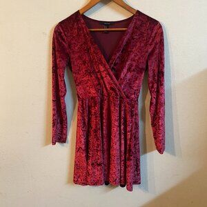 FOREVER 21 MEDIUM VELVET RED LONG-SLEEVE DRESS / NEW WITHOUT TAG